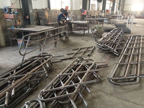 上海锅炉厂斜梯栏杆正在加工中