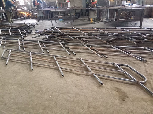 上海锅炉厂斜梯栏杆正在加工中